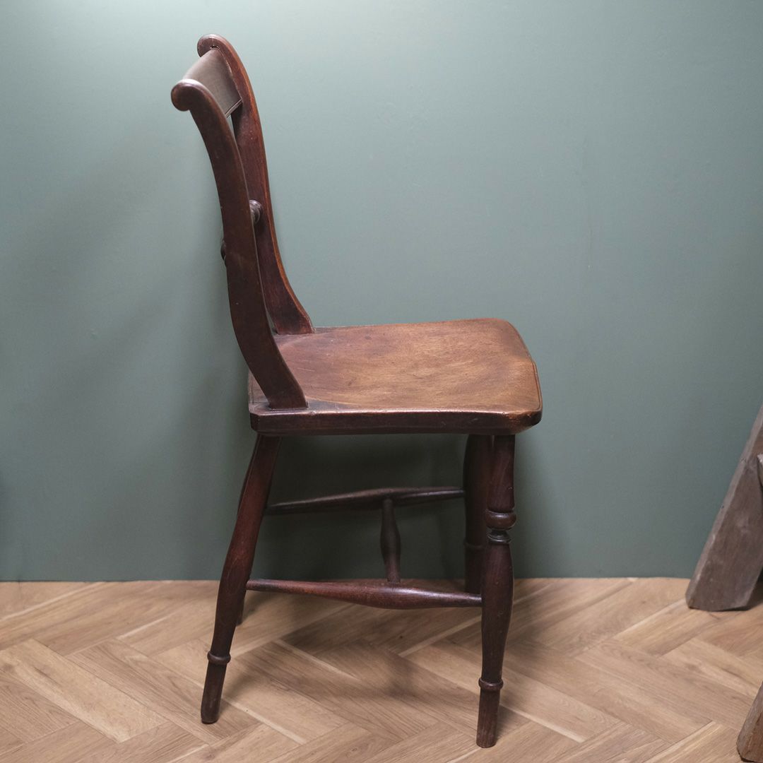アンティーク スクロールバックチェア バックレストと足回りのスピンドルデザインが特徴的な椅子