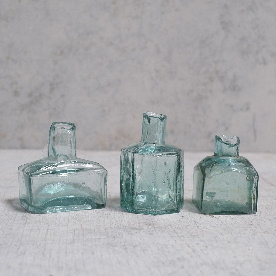 アンティークインクボトル 100年以上前に作られたガラス製の小瓶２4