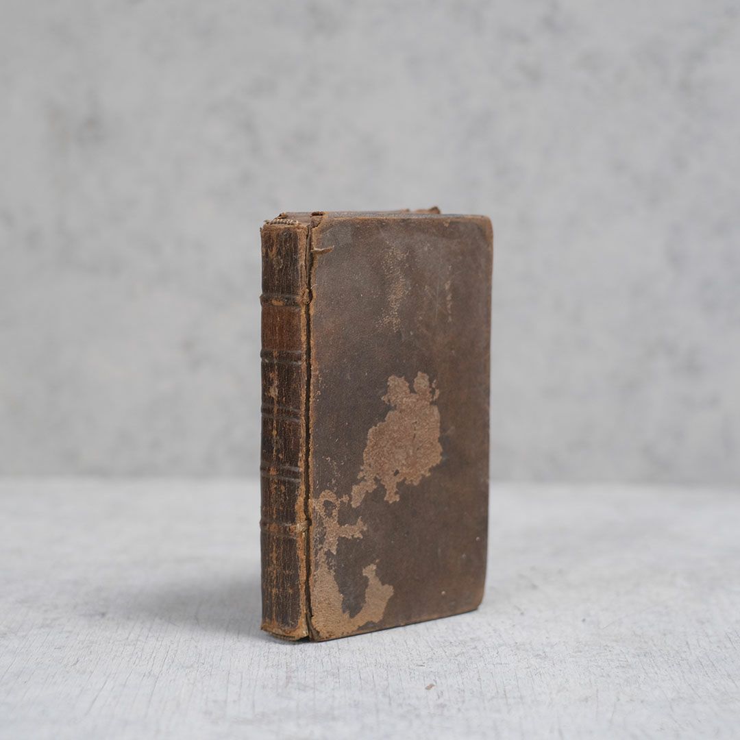 アンティークブック 発行年月日として記されているローマ数字MDCCLVIIから1757年に作られた歴史ある革製の本1
