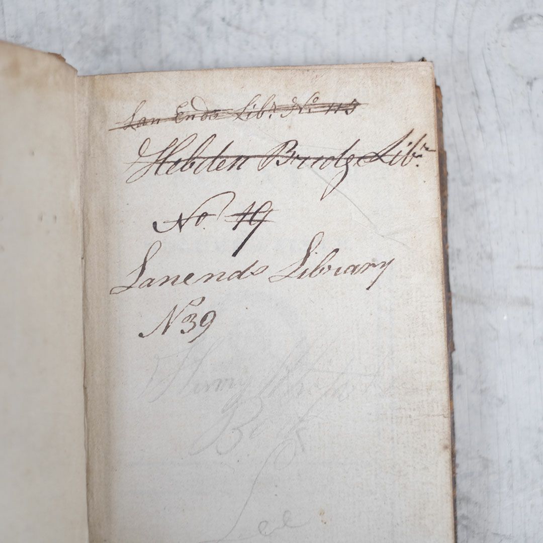 アンティークブック 発行年月日として記されているローマ数字MDCCLVIIから1757年に作られた歴史ある革製の本3