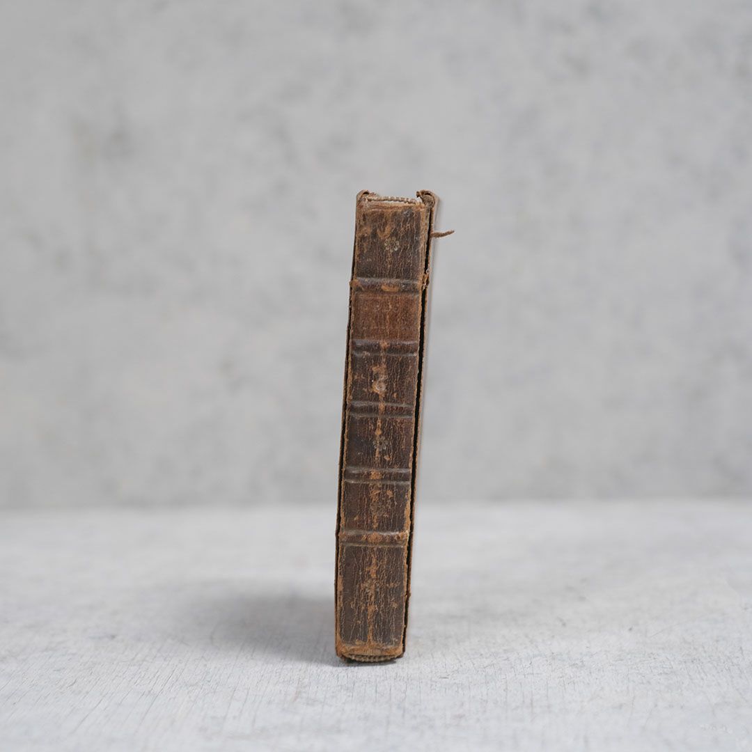 アンティークブック 発行年月日として記されているローマ数字MDCCLVIIから1757年に作られた歴史ある革製の本6