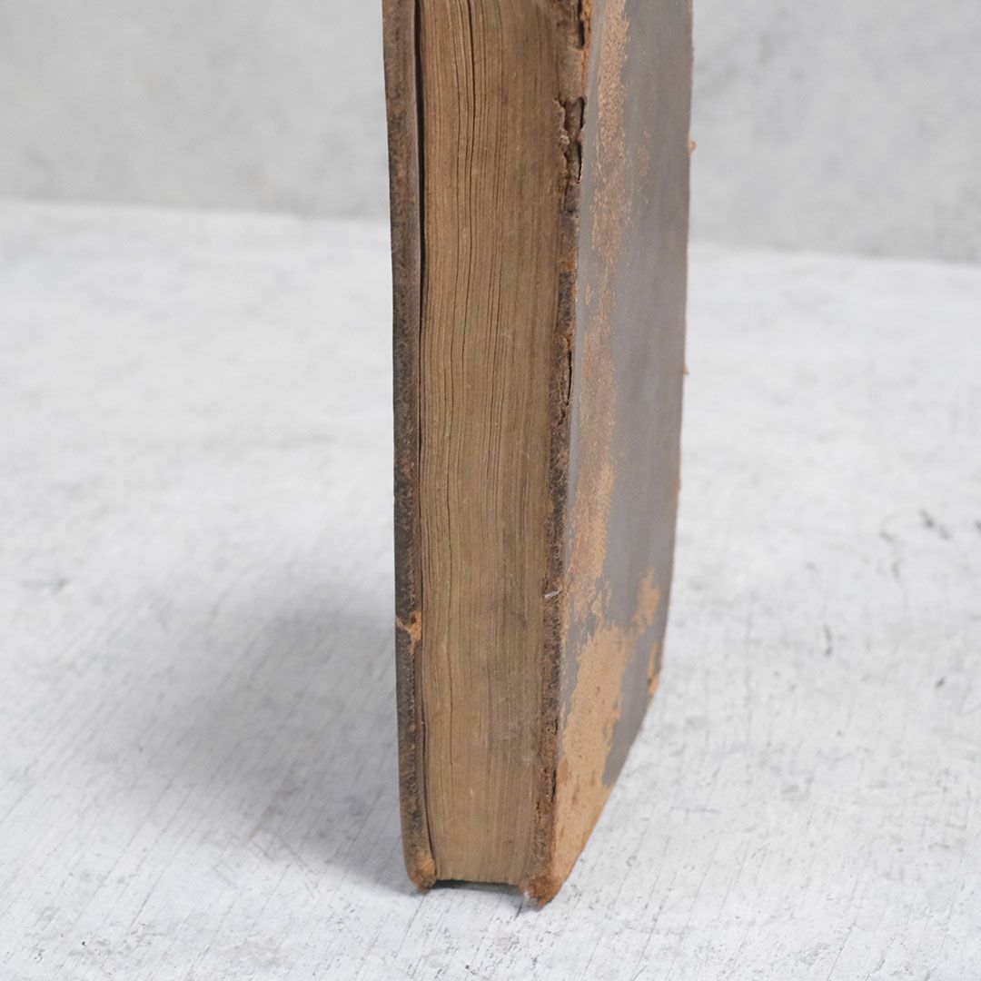 アンティークブック 発行年月日として記されているローマ数字MDCCLVIIから1757年に作られた歴史ある革製の本8