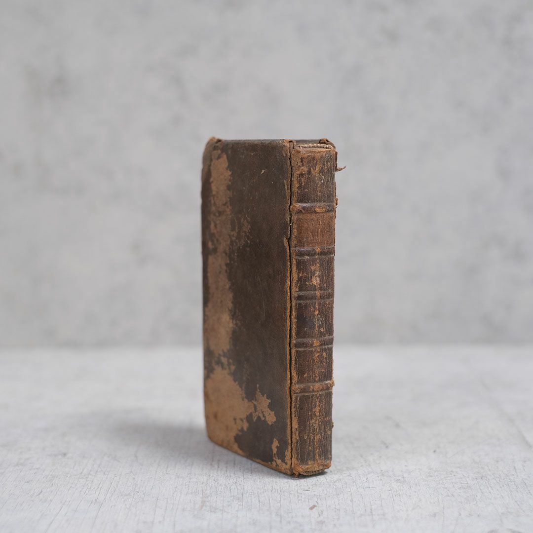 アンティークブック 発行年月日として記されているローマ数字MDCCLVIIから1757年に作られた歴史ある革製の本 古書