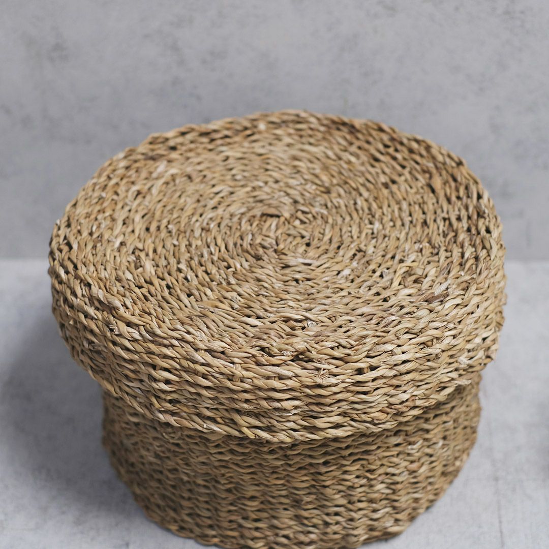 水草を編み込んだ蓋付きバスケット