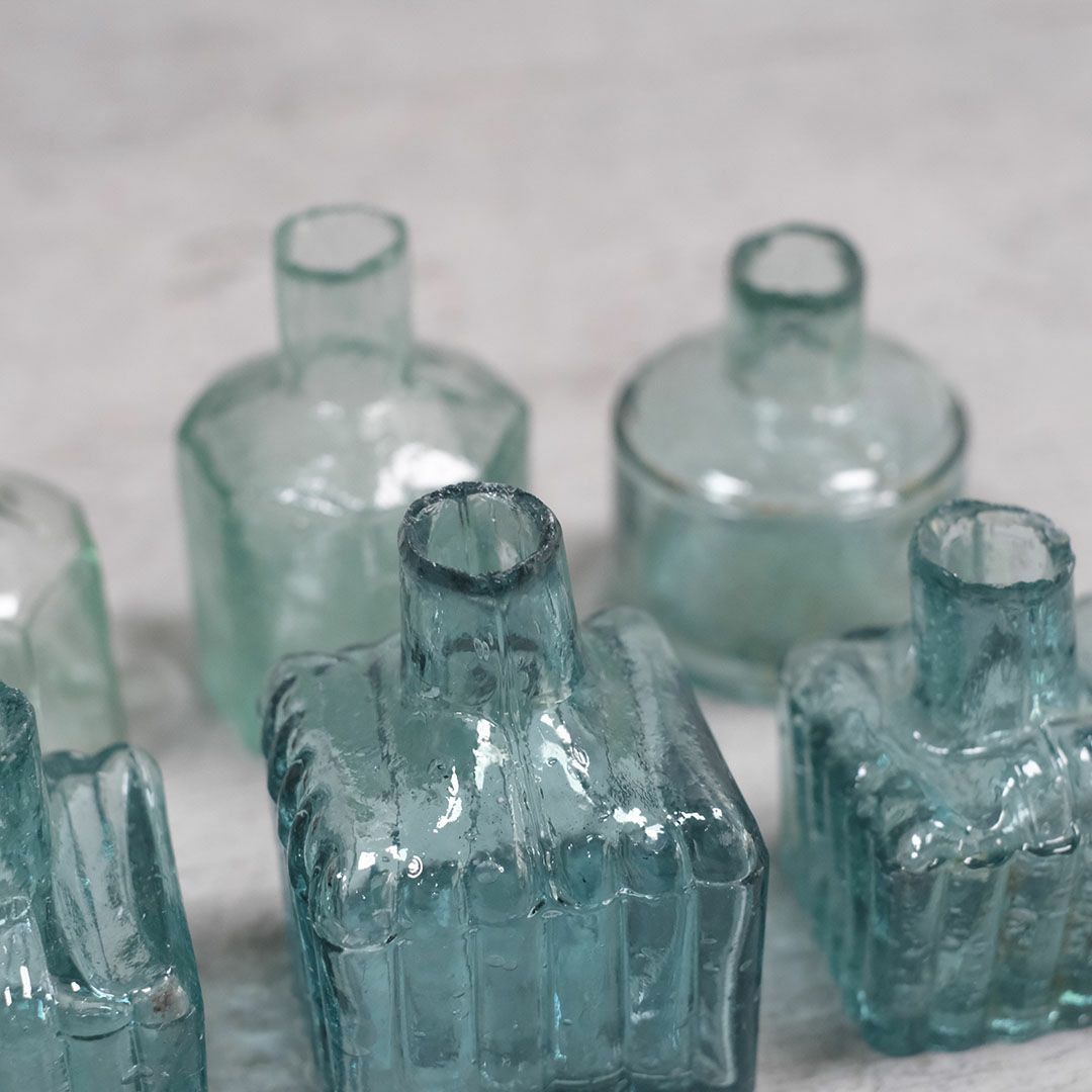 アンティークインクボトル 100年以上前に作られたガラス製の小瓶1