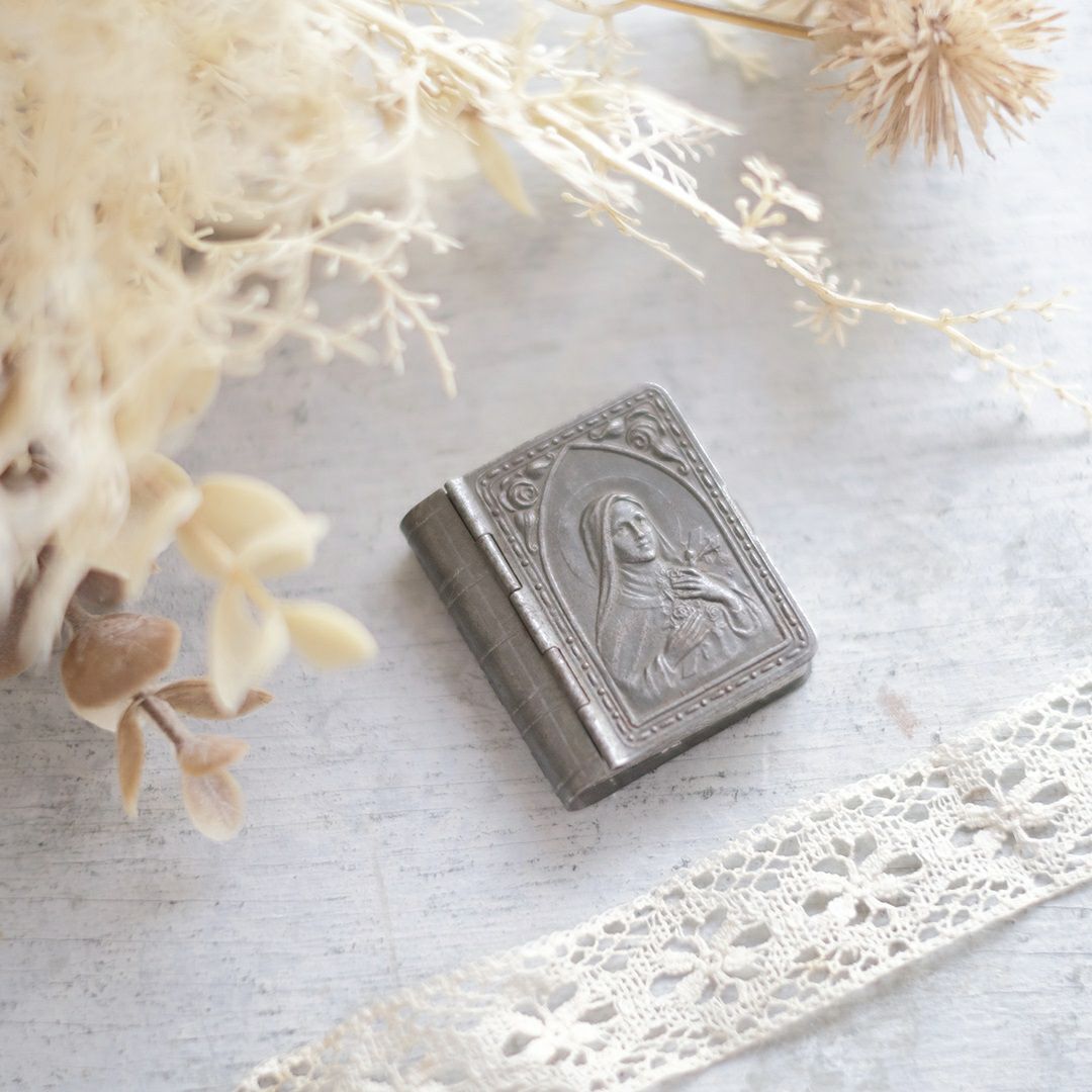 宗教関連のアンティークの聖品セット アンティークの聖書、クロス