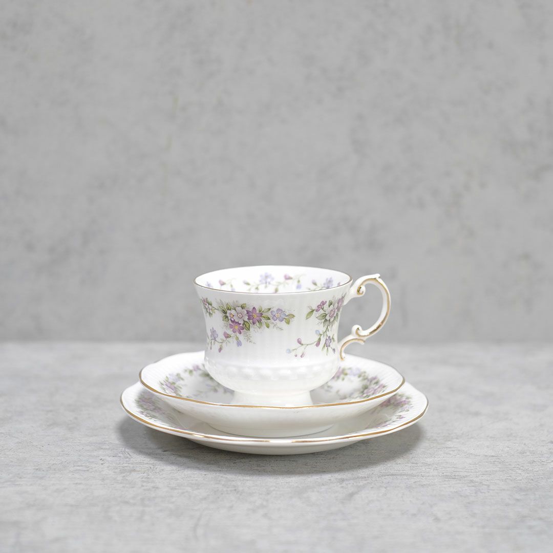 ヴィンテージティーカップトリオ ELIZABETHAN 花 イギリス アンティーク食器