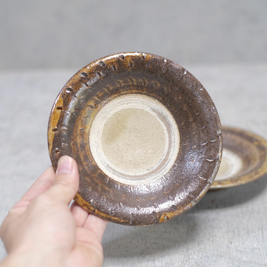 やちむん 5.5寸 中皿 沖縄 飛び鉋 宮城正享 茶 読谷村北窯 蛇の目あり