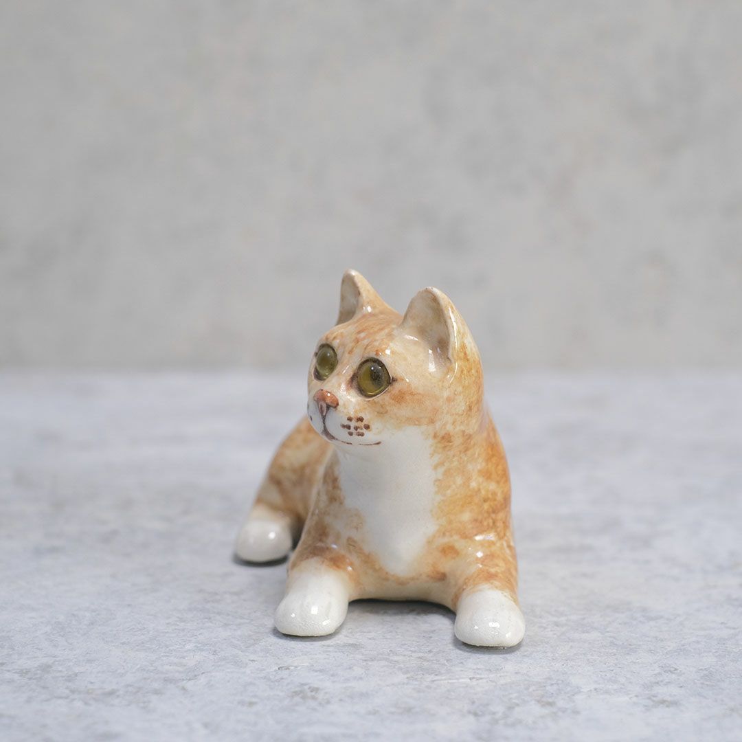 ヴィンテージ ウィンスタンレーキャット 寝そべる茶トラ子猫 イギリス 陶芸作家Jenny Winstanley 置物 ケンジントンキャット