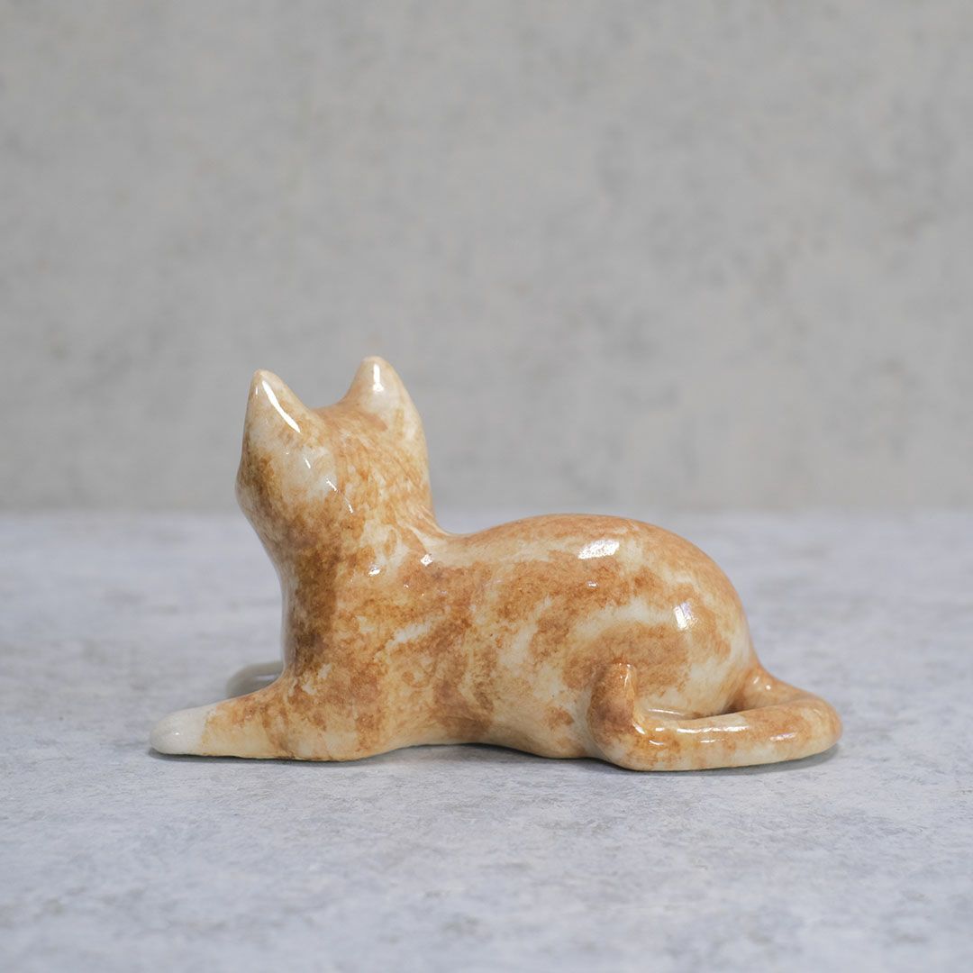 ヴィンテージ ウィンスタンレーキャット 寝そべる茶トラ子猫 イギリス 陶芸作家Jenny Winstanley 置物 ケンジントンキャット