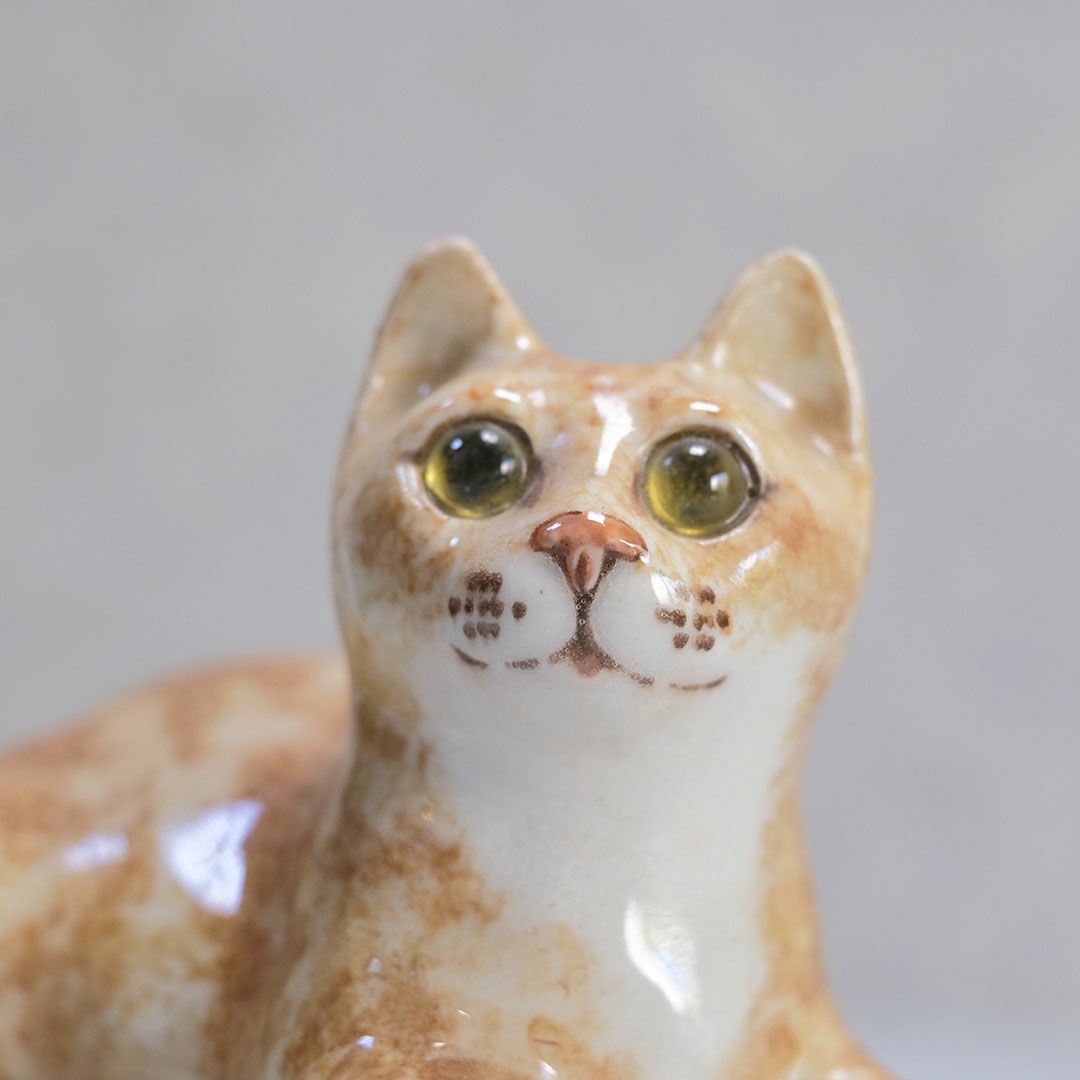 ヴィンテージ ウィンスタンレーキャット 寝そべる茶トラ子猫 イギリス 陶芸作家Jenny Winstanley 置物 ケンジントンキャット