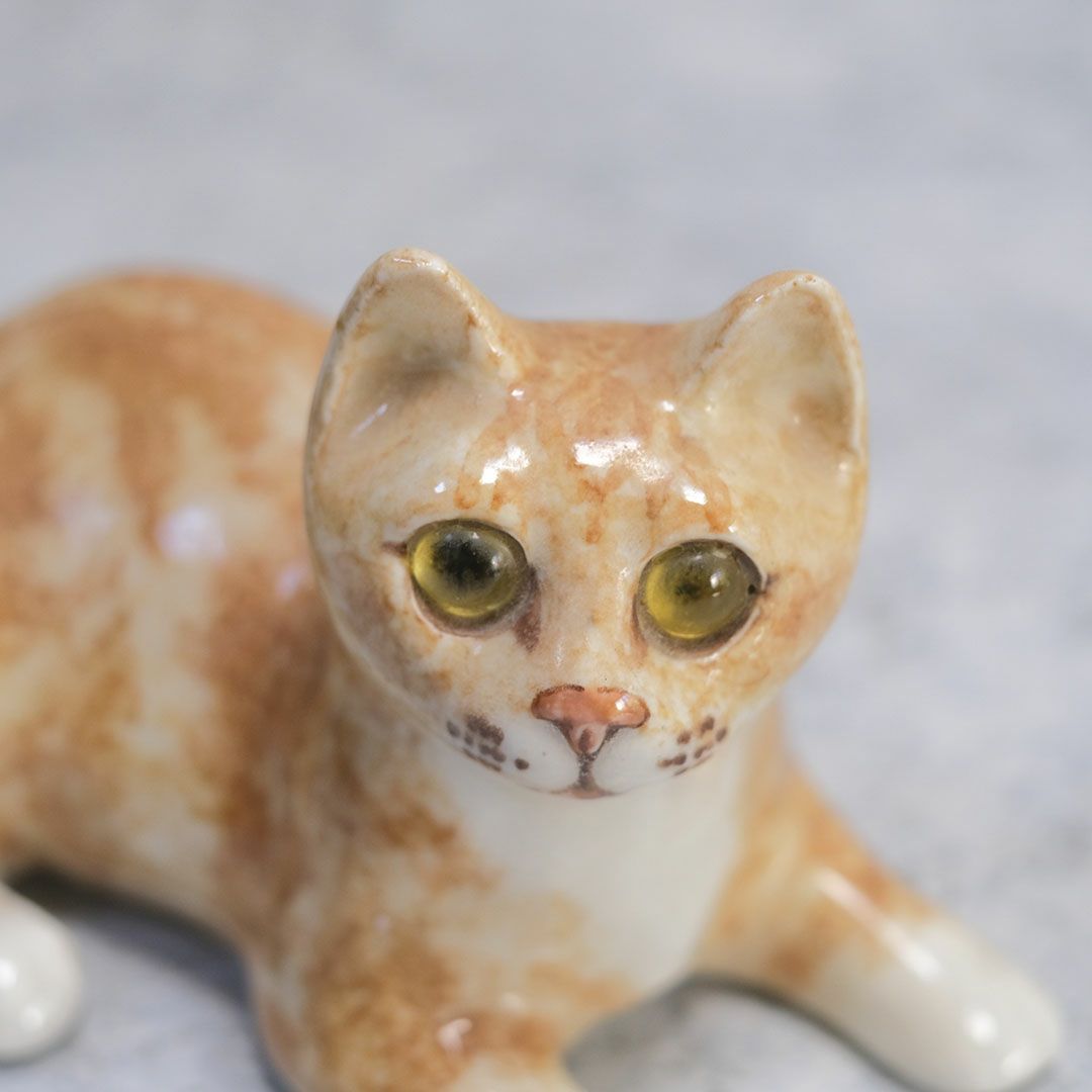 ヴィンテージ ウィンスタンレーキャット 寝そべる茶トラ子猫 イギリス 陶芸作家Jenny Winstanley 置物 ケンジントンキャット