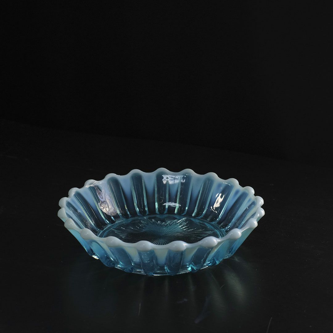 アンティークヴァセリングラストレイ イギリス 美しい青の稀少なグラス1