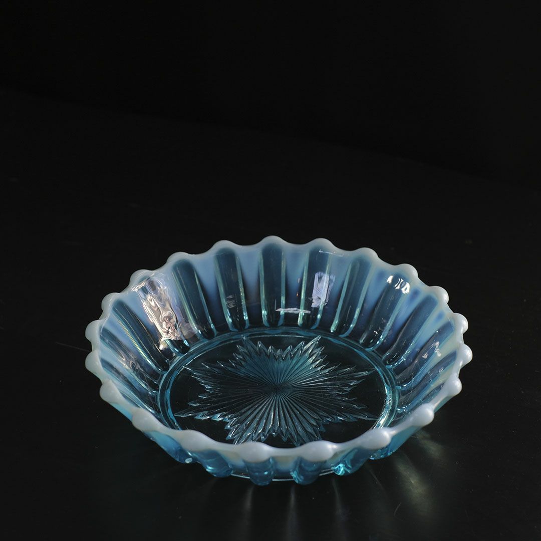 アンティークヴァセリングラストレイ イギリス 美しい青の稀少なグラス2