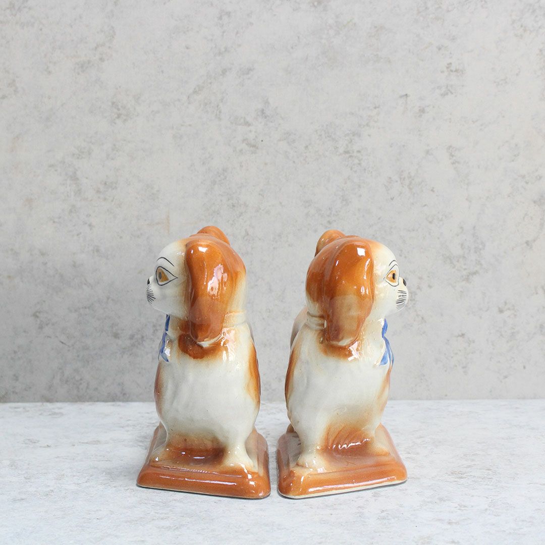 アンティークスタッフォードシャードッグの置物 ブルーリボン イギリス ペキニーズ犬 陶器