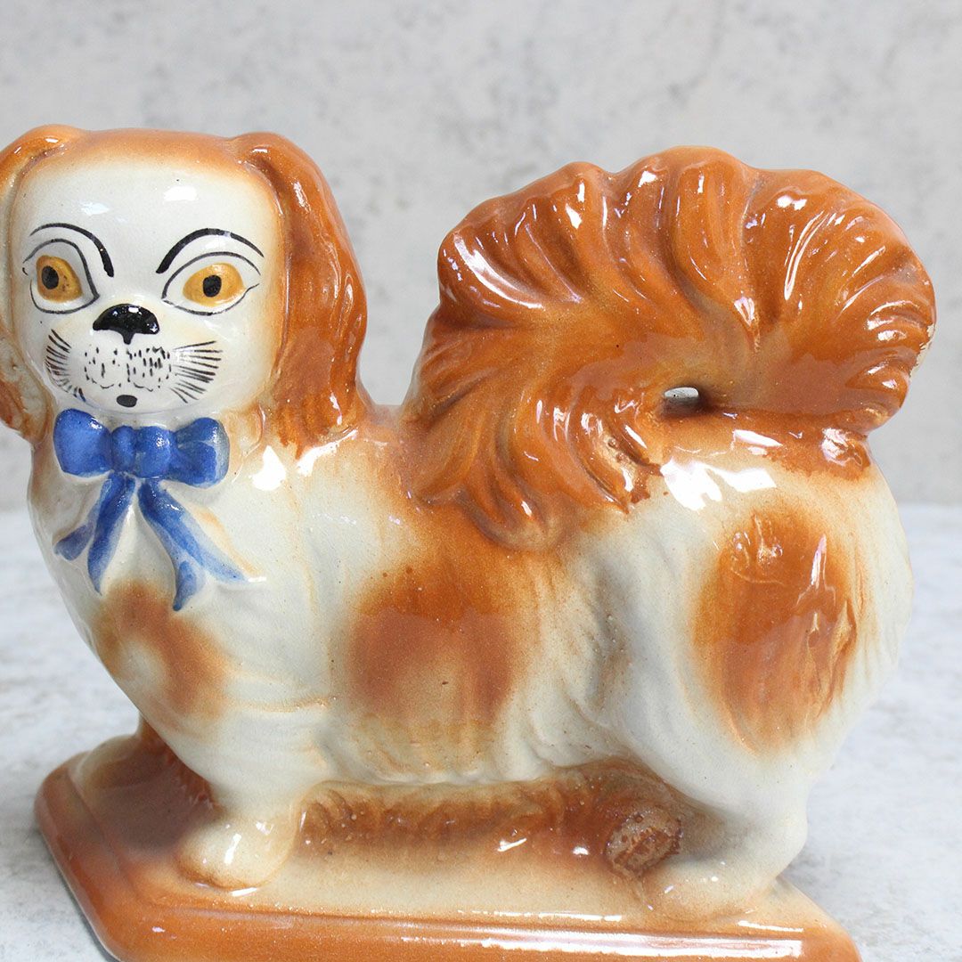 アンティークスタッフォードシャードッグの置物 ブルーリボン イギリス ペキニーズ犬 陶器