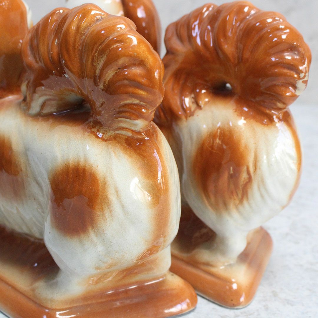 アンティークスタッフォードシャードッグの置物 ブルーリボン イギリス ペキニーズ犬 陶器