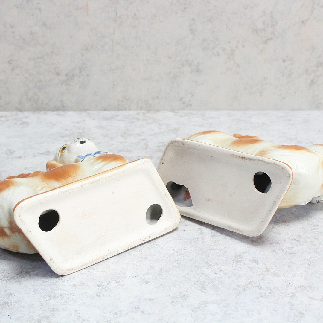 アンティークスタッフォードシャードッグの置物 ブルーリボン イギリス ペキニーズ犬 陶器