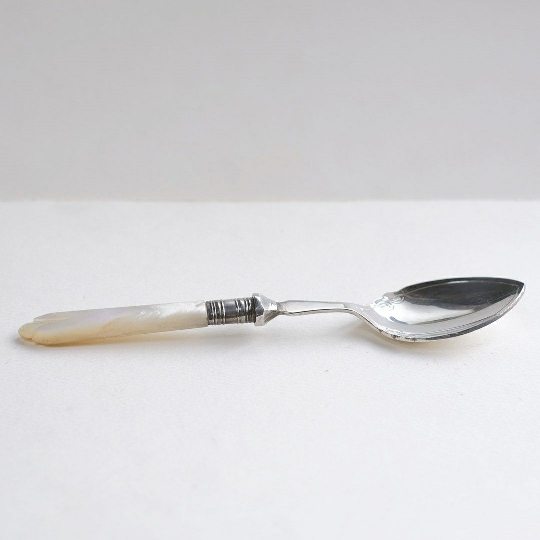 アンティーク マザーオブパール カトラリースプーン イギリス 見る角度によって美しく表情を変える白蝶貝3