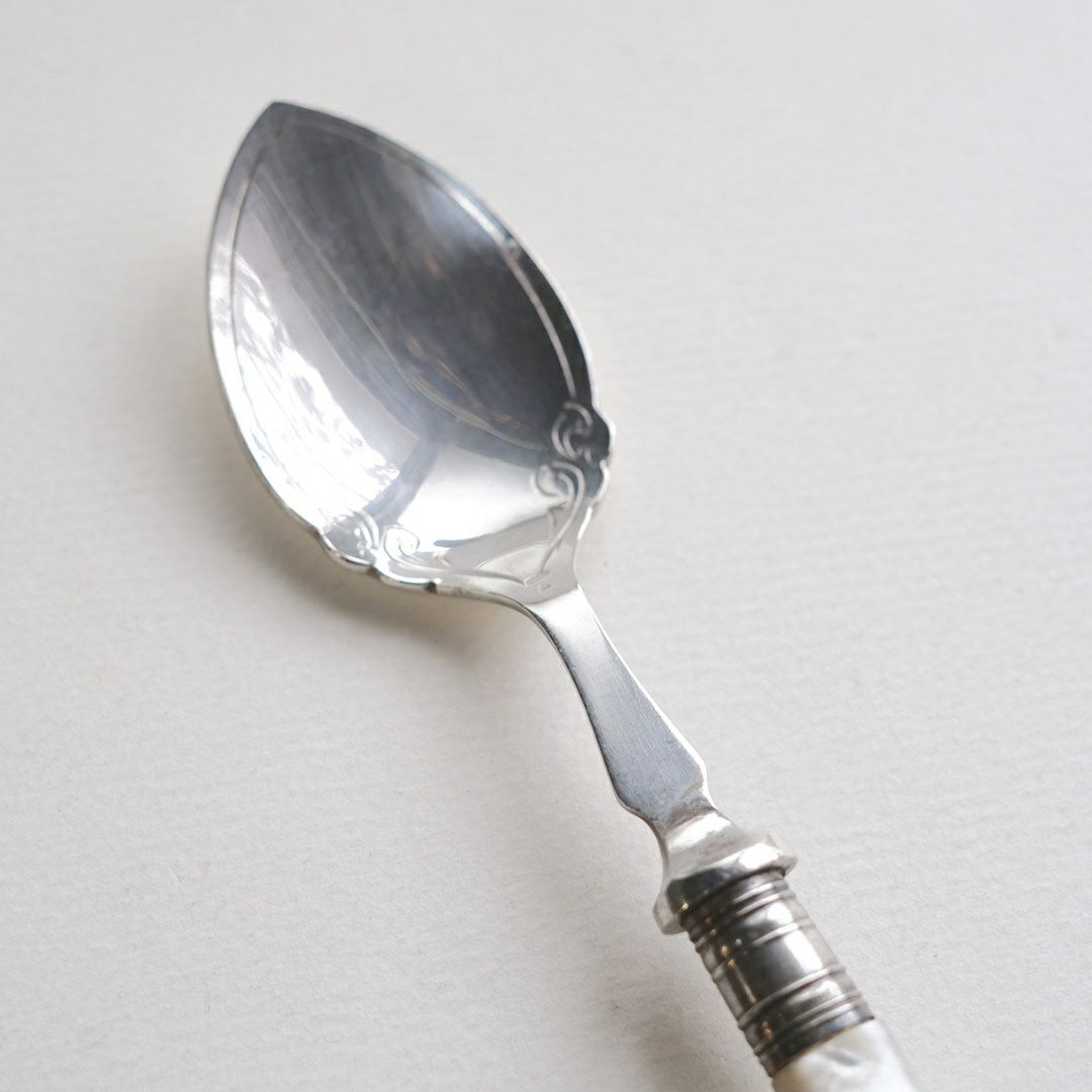 アンティーク マザーオブパール カトラリースプーン イギリス 見る角度によって美しく表情を変える白蝶貝4