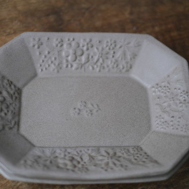 花柄の角形陶器 角皿1 菊花紋 やちむん 陶器 エドメ陶房:7201007 | MADE IN OKINAWA