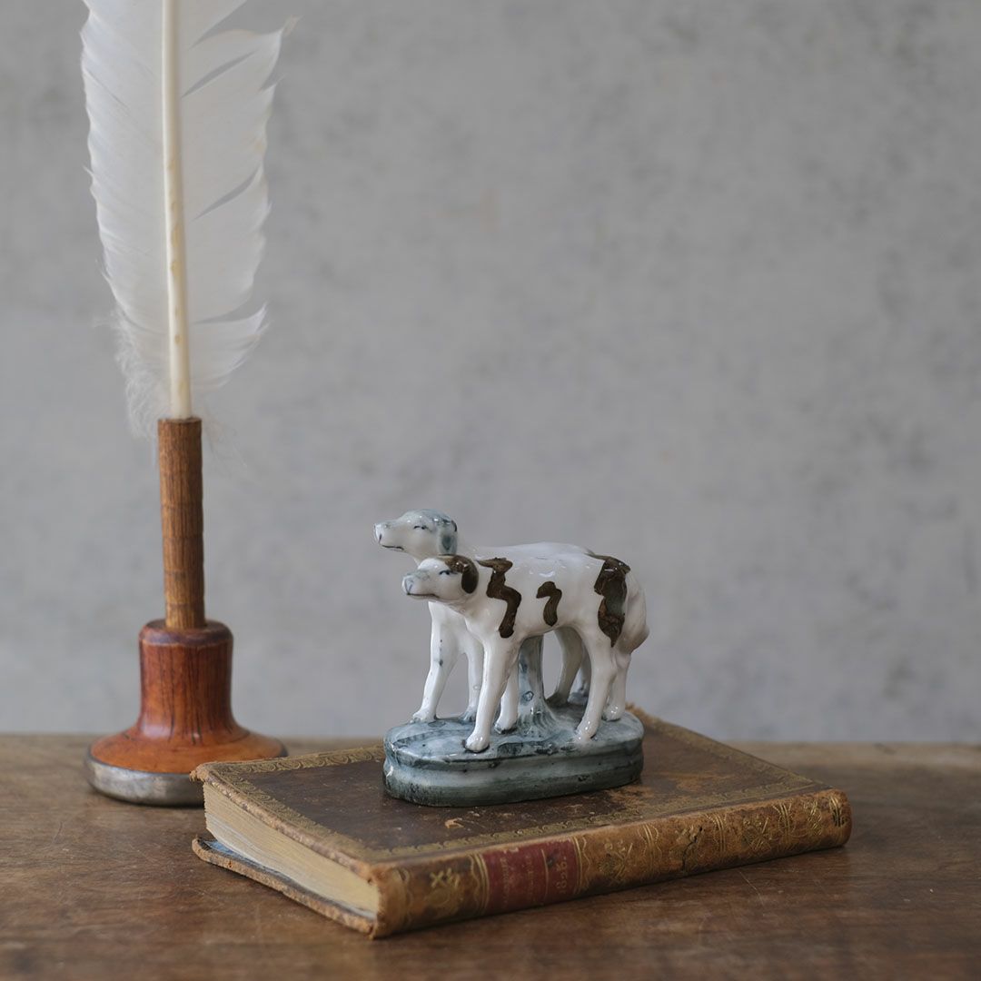 アンティークフィギュリン 2匹の犬 イギリス 陶器の置物