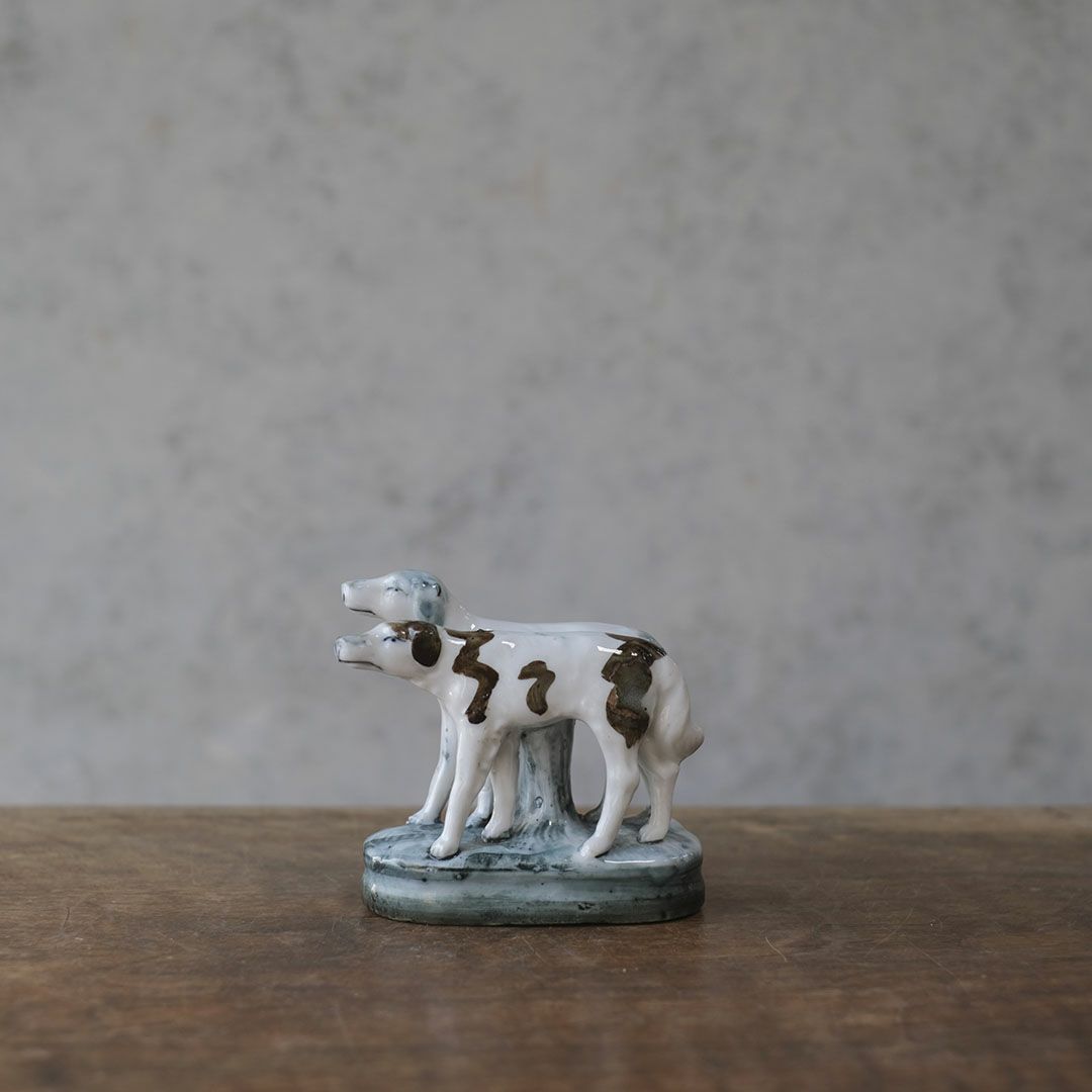 アンティークフィギュリン 2匹の犬 イギリス 陶器の置物1