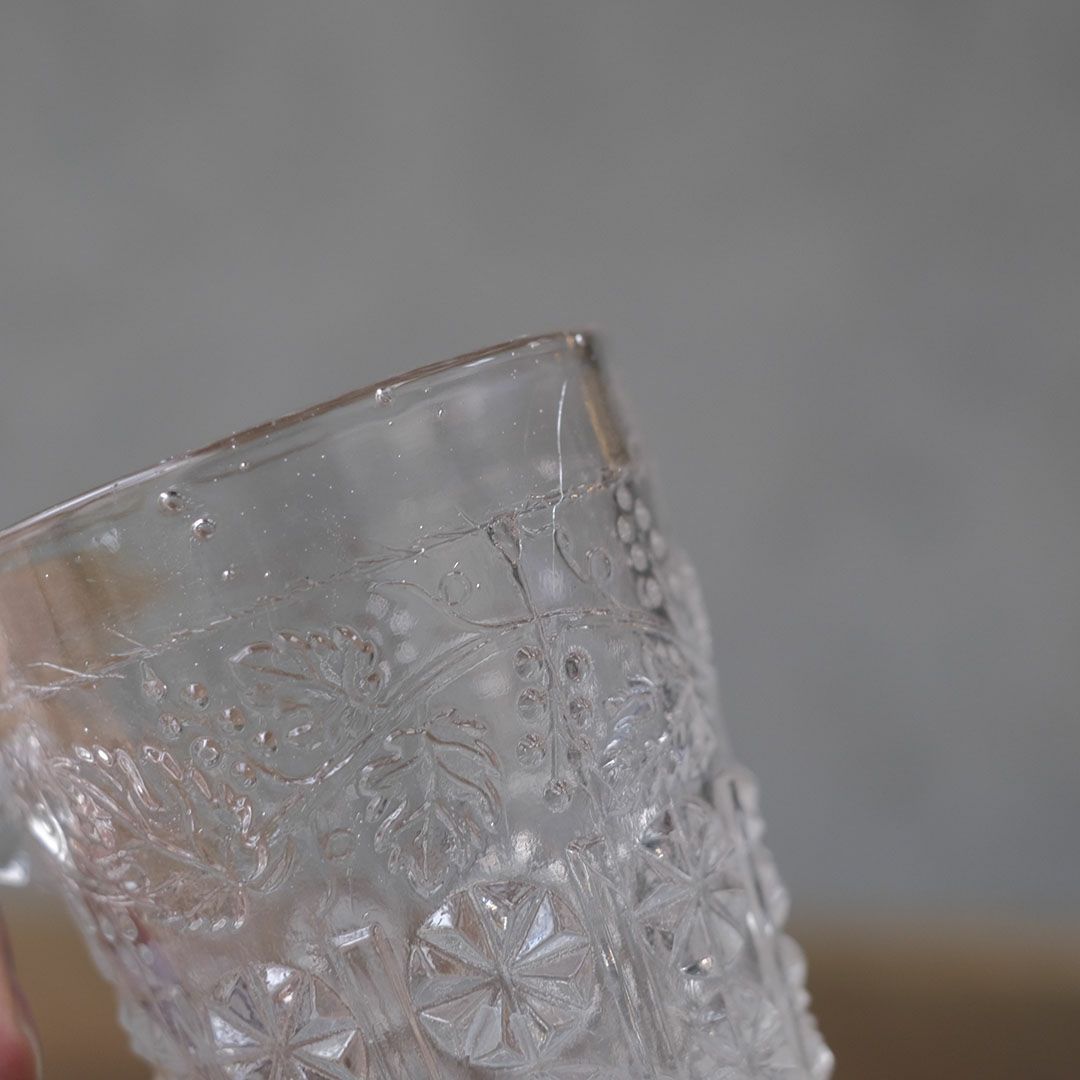 小さなアンティークカップ イギリス 葡萄装飾4