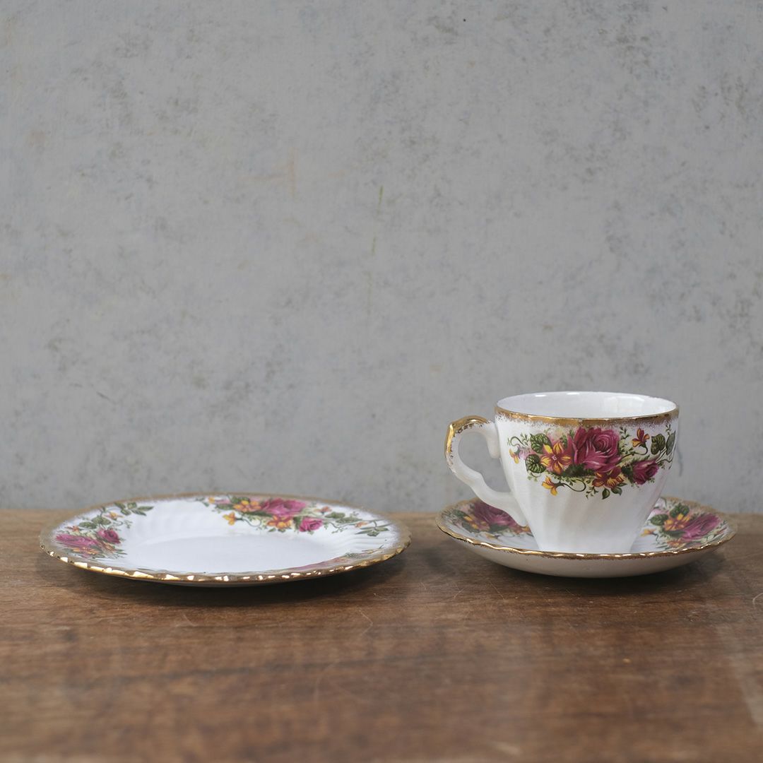 ヴィンテージ ティーカップトリオ Washington Pottery (Staffordshire) Ltd イングリッシュローズ 薔薇 アンティーク食器1