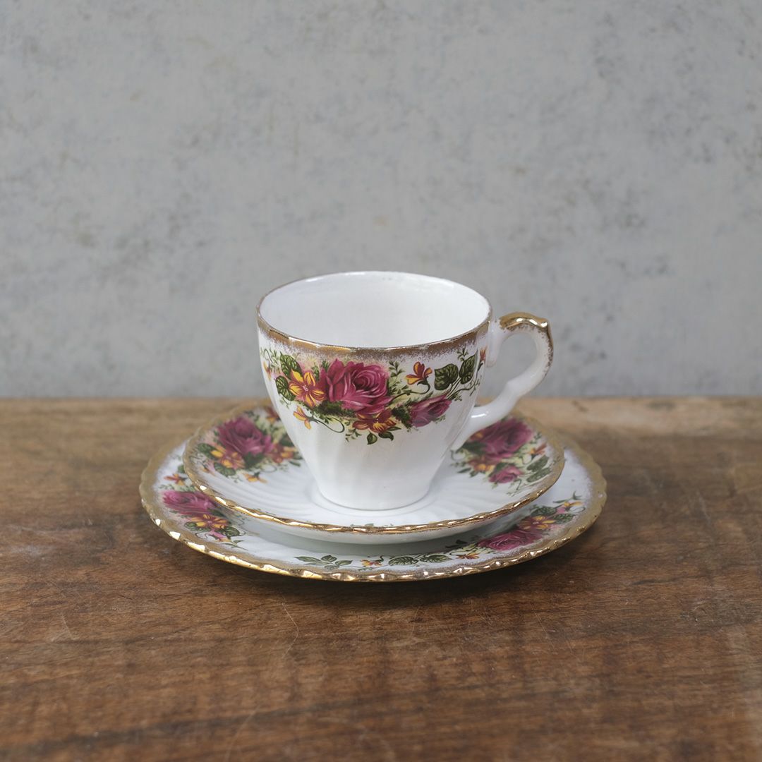 ヴィンテージ ティーカップトリオ Washington Pottery (Staffordshire) Ltd イングリッシュローズ 薔薇 アンティーク食器2