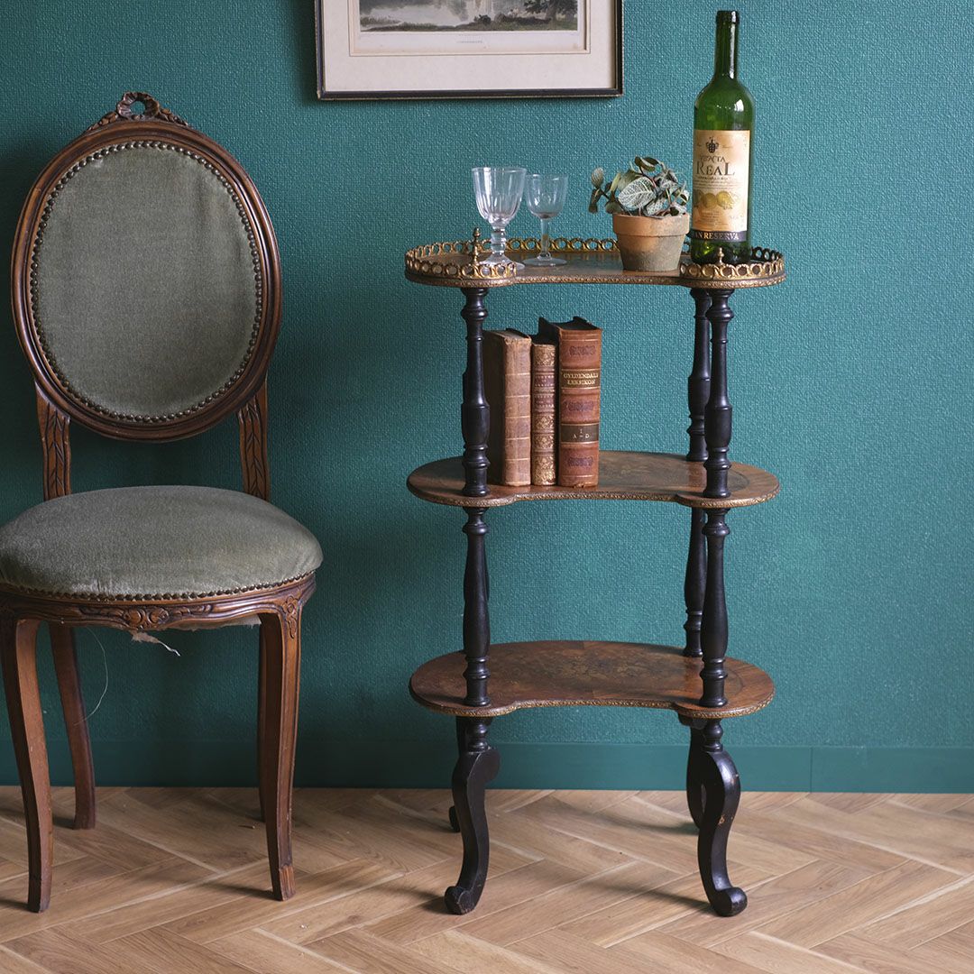 フランスの3段シェルフ