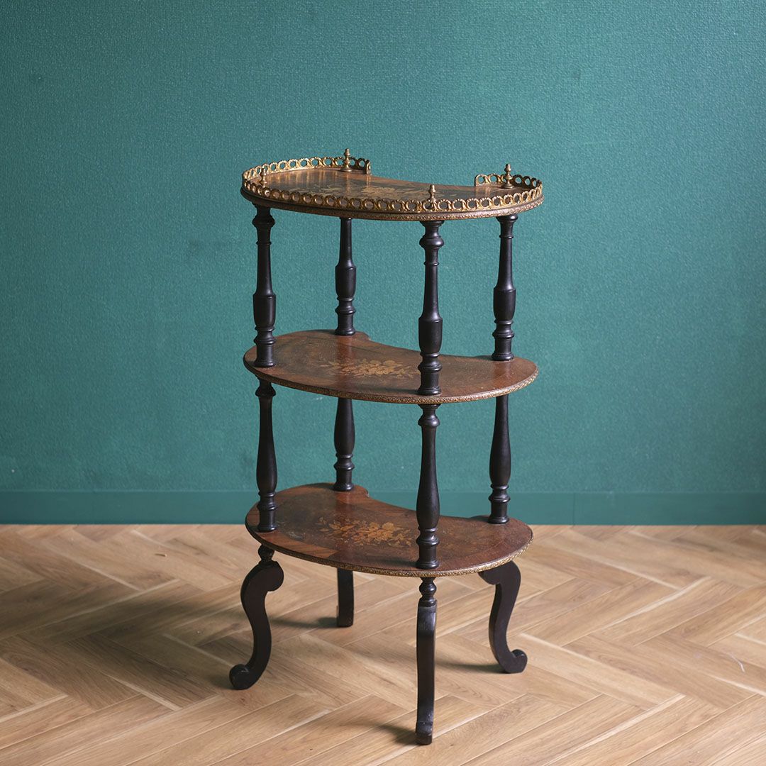 アンティークの3段の棚