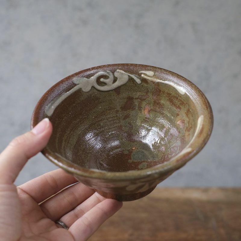 沖縄　マカイ、茶碗　やちむん やちむん (沖縄陶器) 3.5寸マカイ ハイビスカス 赤 茶碗 茶わん