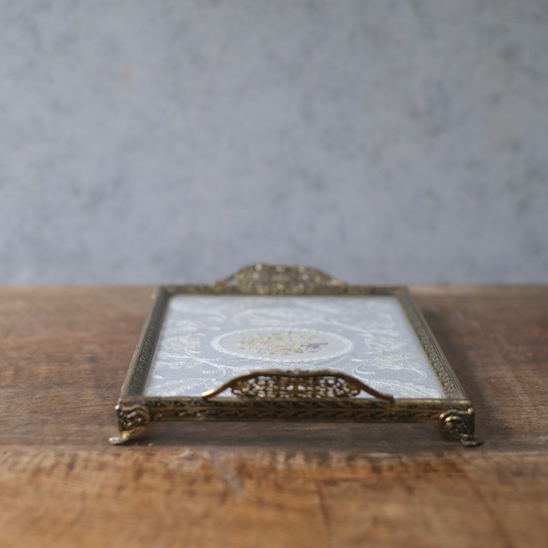 ヴィンテージ プチポワン ドレッシングトレイ ガラスの中に収められた刺繍が美しい ドレッサー用トレイ2