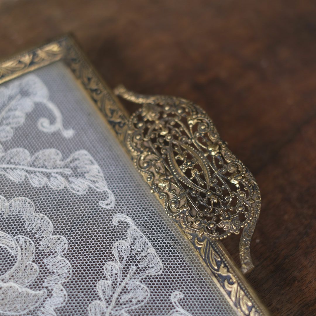 ヴィンテージ プチポワン ドレッシングトレイ ガラスの中に収められた刺繍が美しい ドレッサー用トレイ5