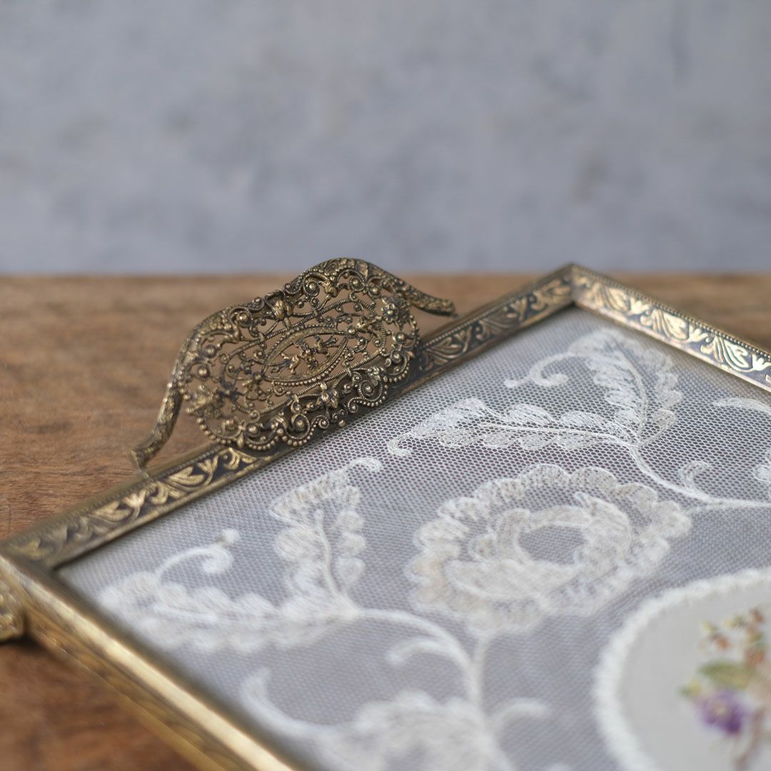 ヴィンテージ プチポワン ドレッシングトレイ ガラスの中に収められた刺繍が美しい ドレッサー用トレイ7