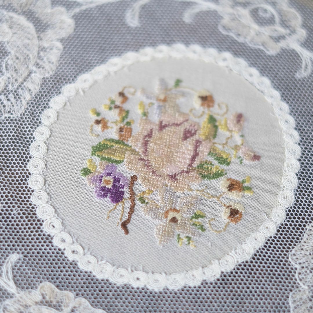 ヴィンテージ プチポワン ドレッシングトレイ ガラスの中に収められた刺繍が美しい ドレッサー用トレイ9