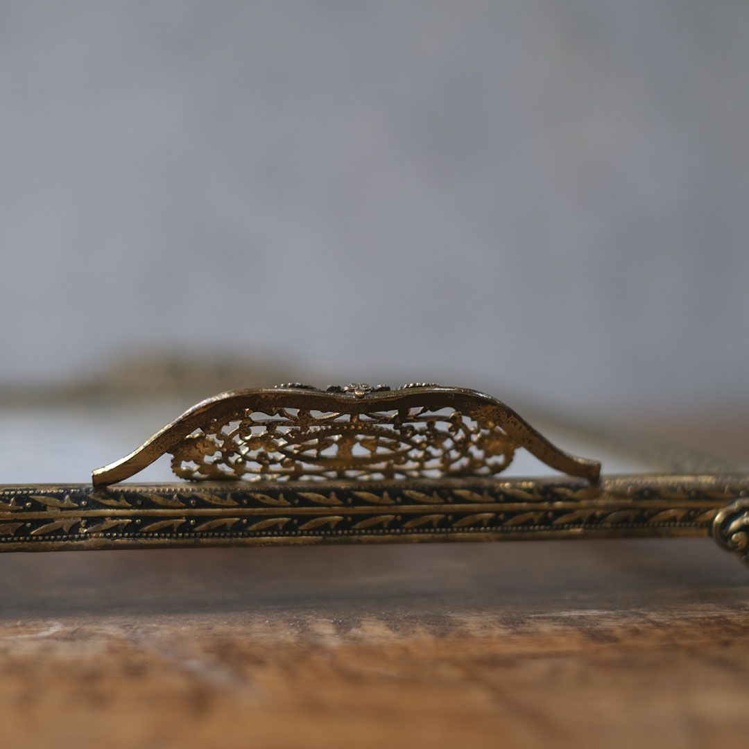 ヴィンテージ プチポワン ドレッシングトレイ ガラスの中に収められた刺繍が美しい ドレッサー用トレイ10