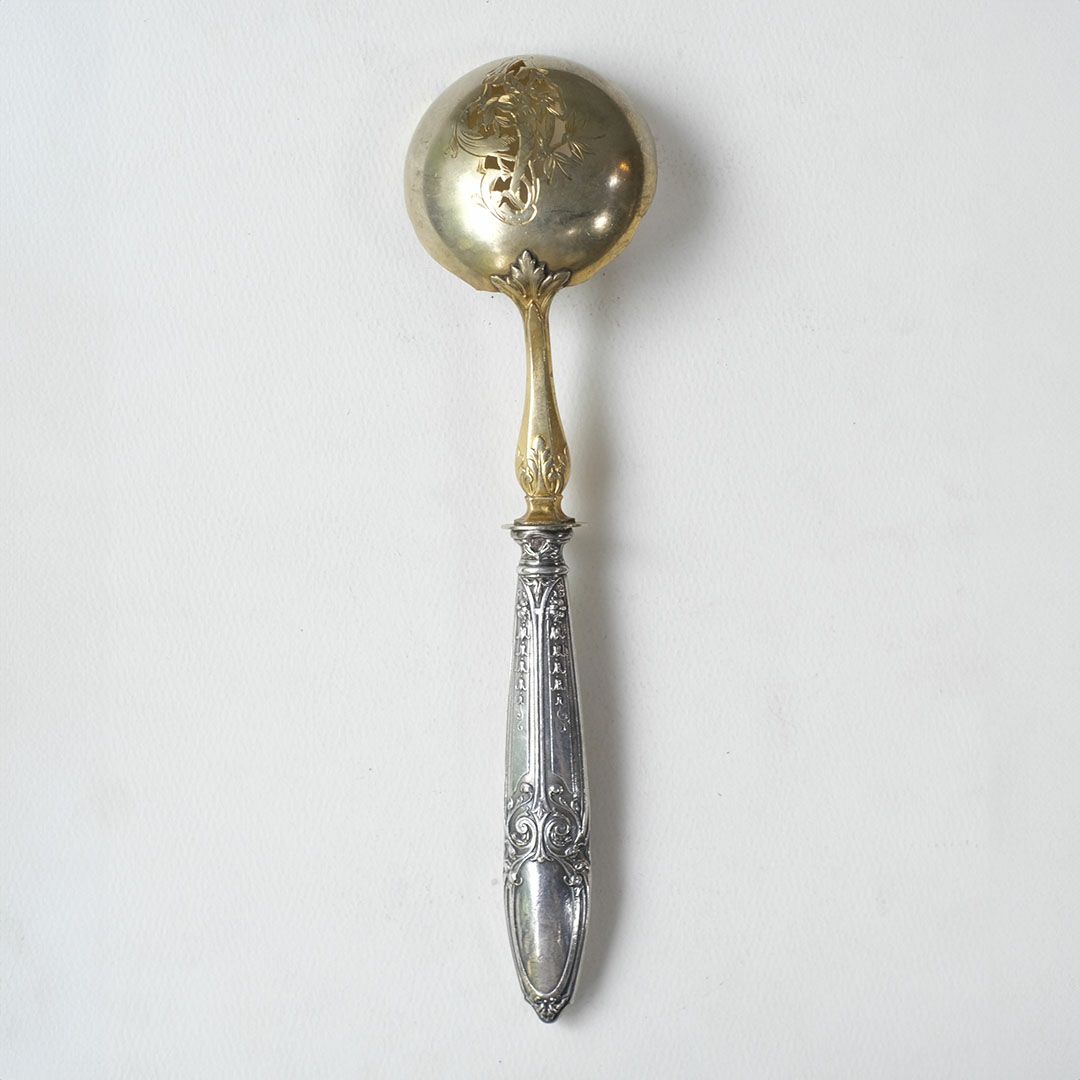 ミネルヴァのアンティークソースレードル全体