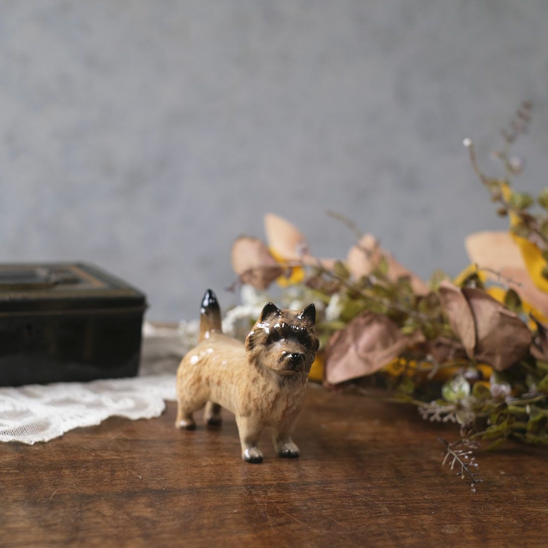 ヴィンテージ犬のフィギュリン 陶器人形 イギリス 置物 ヨークシャーテリア