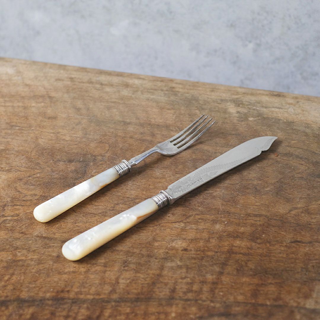 アンティーク マザーオブパール デザートカトラリー フォーク、ナイフ各1本ずつのセット