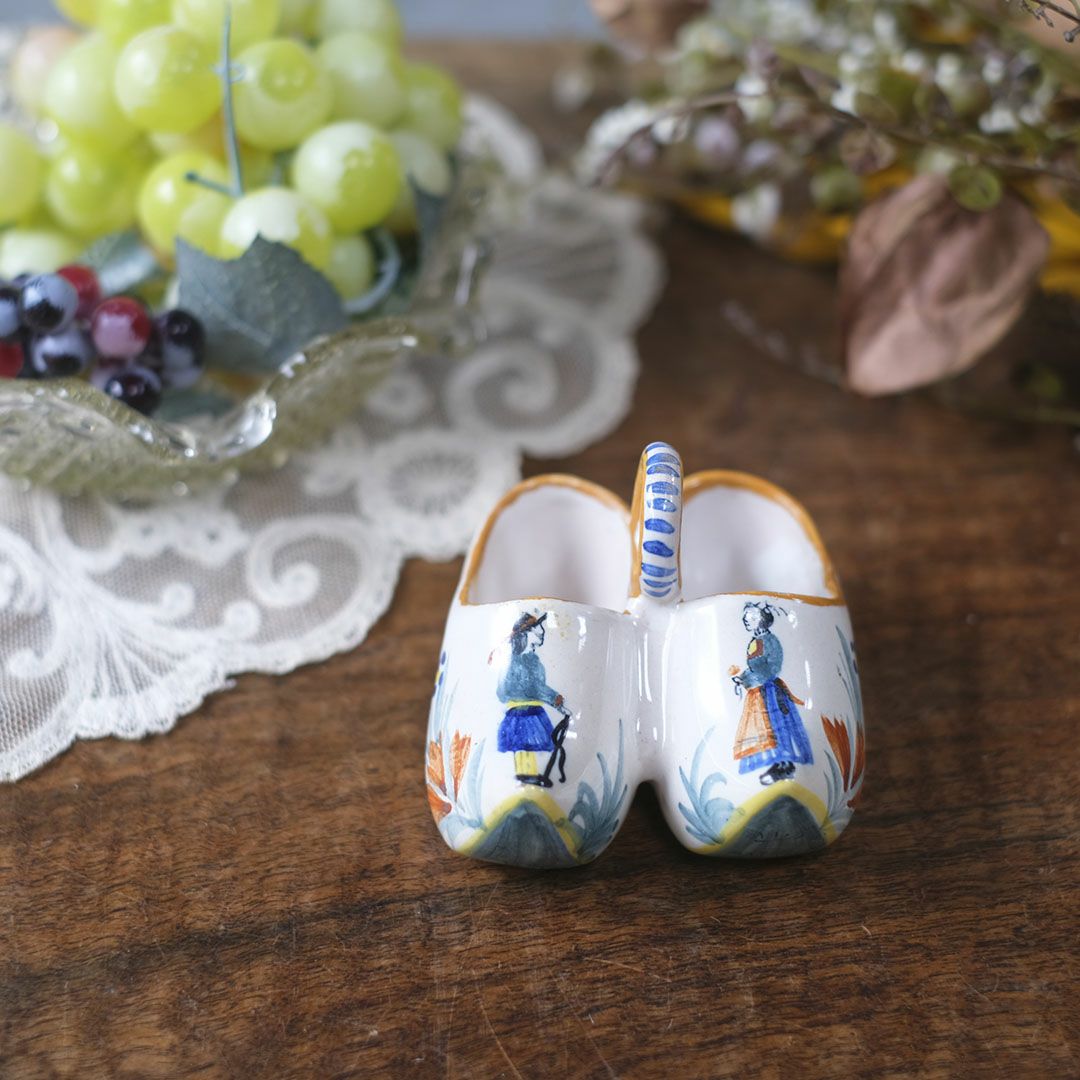 アンティークポーセリンシューズ 置物 フランス 小さな陶器の靴 ソルトクロッグ