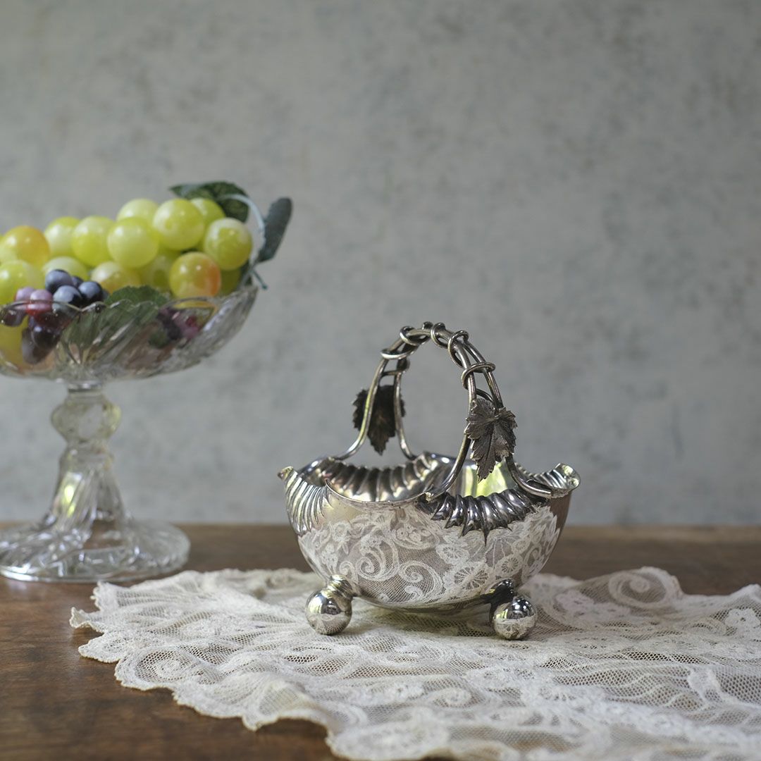 アンティーク小さなシルバープレートのバスケット 葡萄の葉と蔓をあしらったスイングハンドル イギリス