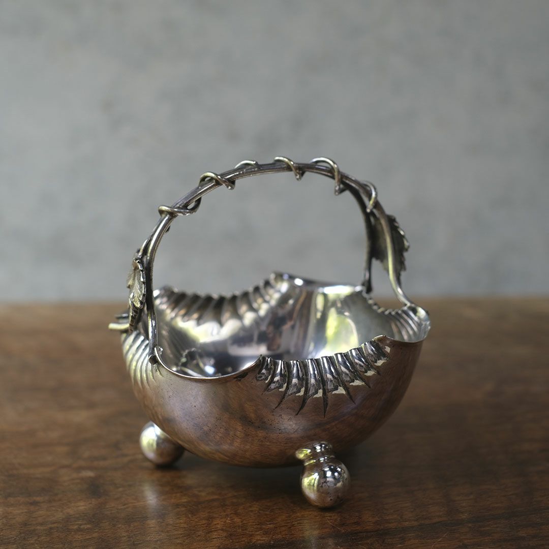 アンティーク小さなシルバープレートのバスケット 葡萄の葉と蔓をあしらったスイングハンドル イギリス2
