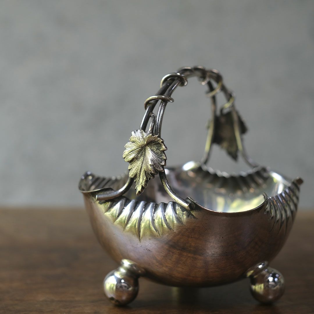 アンティーク小さなシルバープレートのバスケット 葡萄の葉と蔓をあしらったスイングハンドル イギリス3