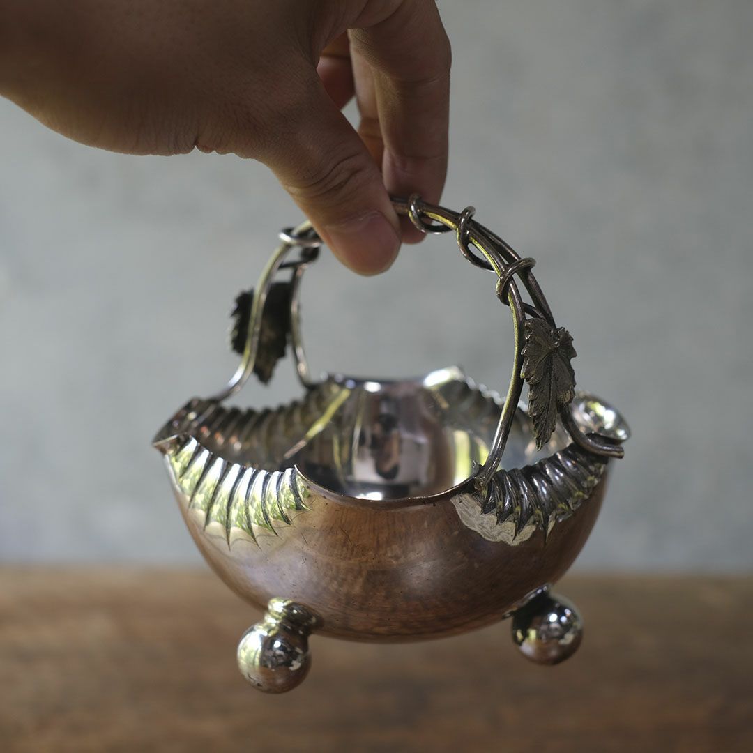 アンティーク小さなシルバープレートのバスケット 葡萄の葉と蔓をあしらったスイングハンドル イギリス4