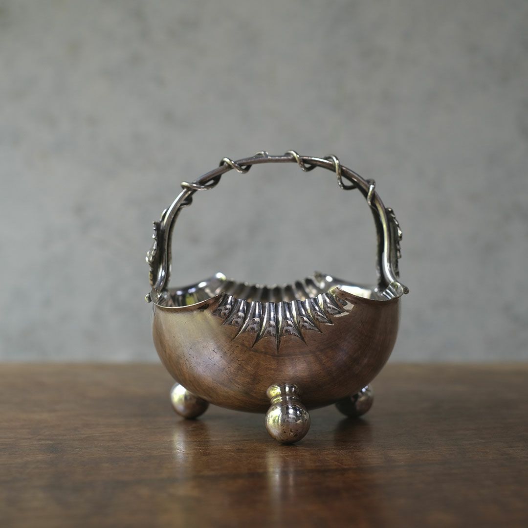 アンティーク小さなシルバープレートのバスケット 葡萄の葉と蔓をあしらったスイングハンドル イギリス5