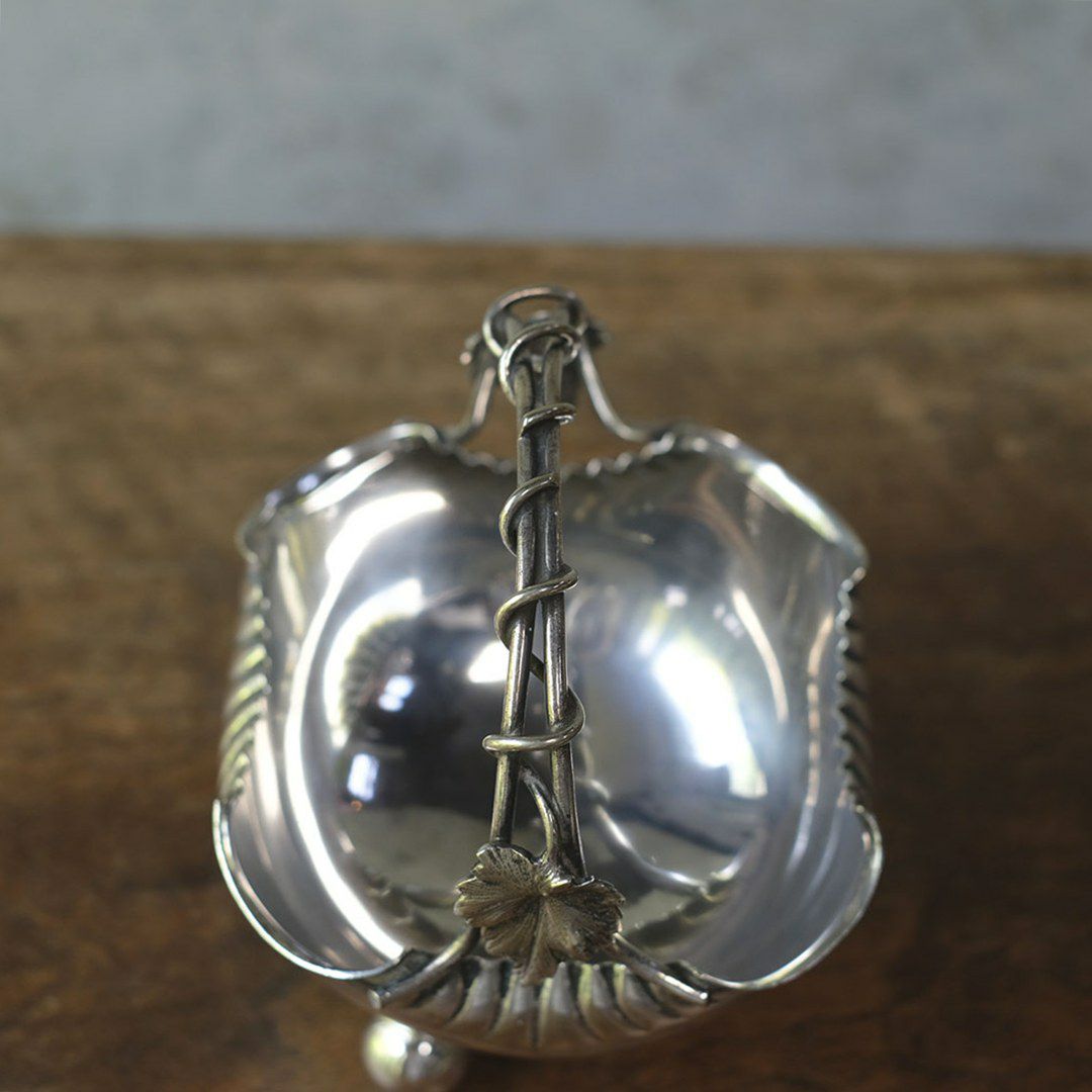 アンティーク小さなシルバープレートのバスケット 葡萄の葉と蔓をあしらったスイングハンドル イギリス6