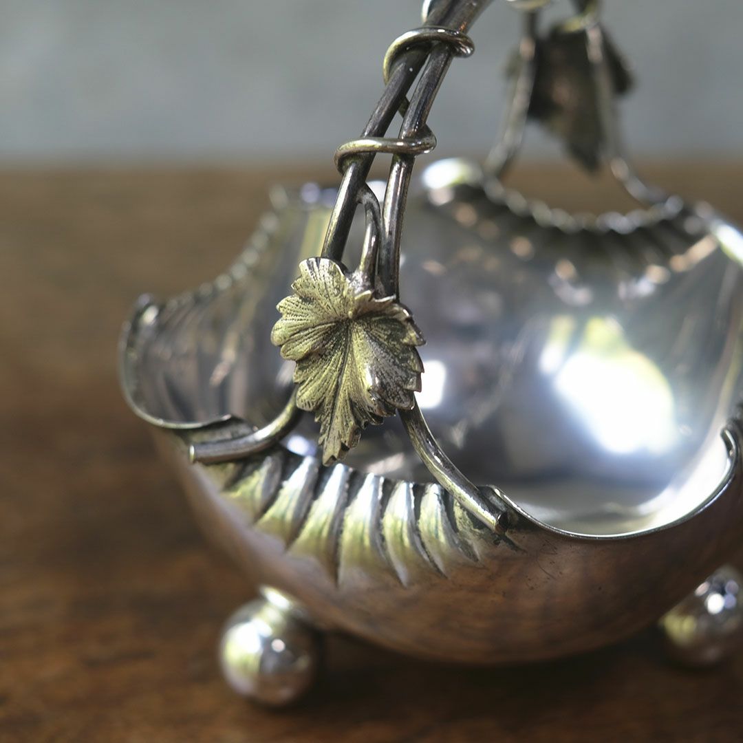 アンティーク小さなシルバープレートのバスケット 葡萄の葉と蔓をあしらったスイングハンドル イギリス7