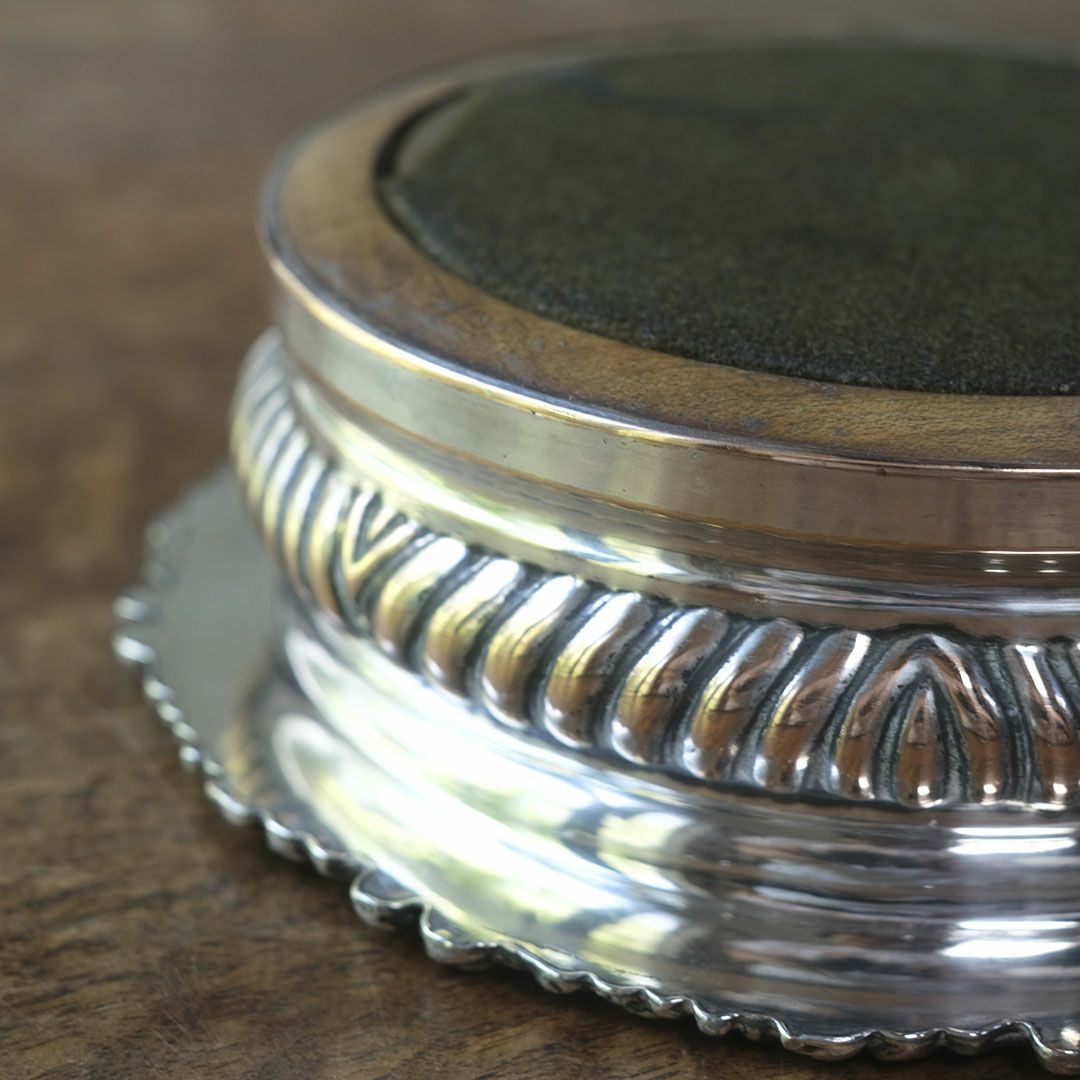 アンティーク シルバープレートボトルコースター 縁取りの美しいワインボトル専用コースター9